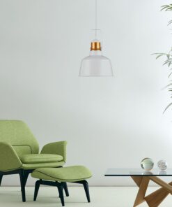 Σύγχρονο σαλόνι με πράσινη πολυθρόνα, λευκό φωτιστικό οροφής και μοντέρνο γυάλινο τραπεζάκι, δίπλα σε φυτό εσωτερικού χώρου.