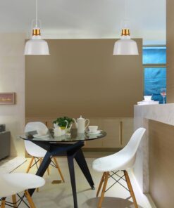 Μοντέρνα τραπεζαρία με γυάλινο τραπέζι, λευκές καρέκλες και δύο κρεμαστά φωτιστικά.