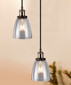 Δύο κρεμαστά φωτιστικά με διαφανή καπέλα και ρετρό λάμπες, ιδανικά για μοντέρνα διακόσμηση χώρου.