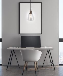 Minimal γραφείο με μοντέρνο φωτιστικό, υπολογιστή και καρέκλα, σε δωμάτιο με παράθυρα και αστική θέα.