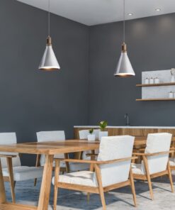 Μοντέρνα τραπεζαρία με ξύλινο τραπέζι και καρέκλες, μεταλλικά φωτιστικά και διακόσμηση.