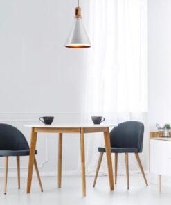 Μοντέρνα τραπεζαρία με ξύλινο τραπέζι, καρέκλες και λευκή κρεμαστή λάμπα, ιδανική για μινιμαλιστική διακόσμηση.