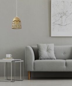 Μοντέρνο σαλόνι με γκρι καναπέ, επιτραπέζιο φωτιστικό και πίνακα στον τοίχο, διακοσμημένο με κομψότητα.