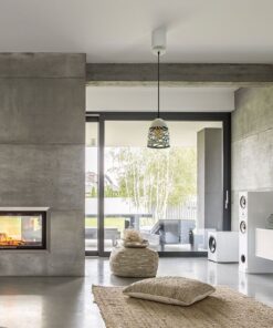 Μοντέρνο σαλόνι με τζάκι, minimal διακόσμηση και μεγάλα γυάλινα παράθυρα που οδηγούν σε κήπο.