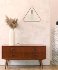 Σκανδιναβικό σαλόνι με ξύλινη συρταριέρα, μοντέρνο φωτιστικό και βάζο με αποξηραμένα λουλούδια.