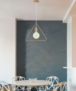 Μοντέρνο κρεμαστό φως τριγωνικής σχεδίασης πάνω από στρογγυλό τραπέζι σε κομψό χώρο τραπεζαρίας.