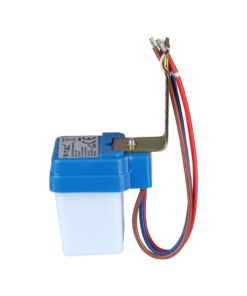 Φωτοκύτταρο φώτων εξωτερικού χώρου με μπλε καπάκι και εγκατάσταση με καλώδια. Ανάβει αυτόματα με το σκοτάδι.