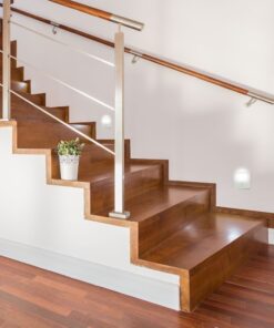 Ξύλινη εσωτερική σκάλα με μεταλλικά κάγκελα και γλαστράκια, ιδανική για μοντέρνα σπίτια.