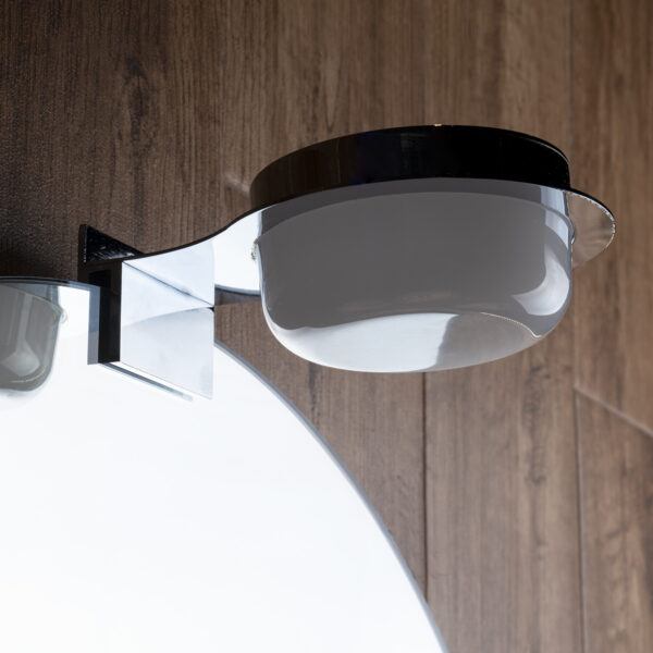 GloboStar® KIARA 60402 Μοντέρνο Φωτιστικό Τοίχου – Απλίκα Καθρέπτη Μπάνιου με 3 Τρόπους Τοποθέτησης LED 5W 560lm 120° AC 220-240V IP44 Μ10 x Π13 x Υ3cm – Φυσικό Λευκό 4500K – Χρώμιο Νίκελ – 3 Χρόνια Εγγύηση