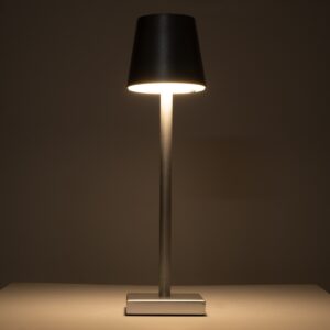 GloboStar® NEGA 60476 Μοντέρνο Επιτραπέζιο Φωτιστικό Πορτατίφ LED 2.2W 154lm 360° DC 5V Επαναφορτιζόμενο με Μπαταρία Li-ion 4000mAh – Διακόπτη Αφής – Θερμό Λευκό 2700K – Dimmable – D10 x H39cm – Ασημί – 2 Years Warranty