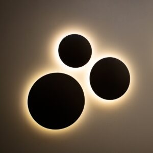 GloboStar® HELIO-R 60661 Φωτιστικό Τοίχου – Απλίκα Αρχιτεκτονικού Φωτισμού Εσωτερικού/Εξωτερικού Χώρου LED 12W 1380lm 120° x 360° AC 220-240V Αδιάβροχο IP65 Φ26 x Π5cm – Θερμό Λευκό 2700K – Μαύρο – Στρόγγυλο – Bridgelux Chip – 3 Years Warranty