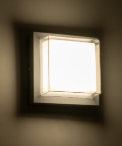 GLOBOSTAR® NEXUS 60768 Φωτιστικό Τοίχου – Απλίκα Εσωτερικού/Εξωτερικού Χώρου LED 10W 1050lm 120° AC175-265V Αδιάβροχο IP65 – Πλαστικό Σώμα – Φυσικό λευκό 4500K – Μ17 x Π17 x Υ9cm – Γκρι – Bridgelux Chip – 3 Χρόνια Εγγύηση