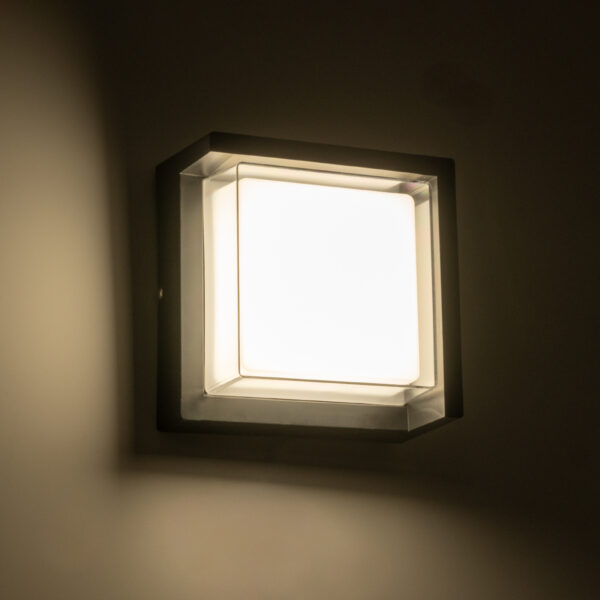 GLOBOSTAR® APEX 60770 Φωτιστικό Τοίχου – Απλίκα Εσωτερικού/Εξωτερικού Χώρου LED 10W 1050lm 120° AC175-265V Αδιάβροχο IP65 – Πλαστικό Σώμα – Φυσικό λευκό 4500K – Μ17 x Π17 x Υ9cm – Μαύρο – Bridgelux Chip – 3 Χρόνια Εγγύηση