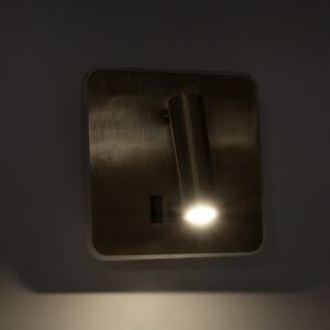 GloboStar® LADY-S 60943 Μοντέρνο Φωτιστικό Τοίχου – Απλίκα Ξενοδοχείου Bed Side LED 6W 600lm 36° & 360° AC 220-240V – Reading Light & Κρυφός Φωτισμός – Φορτιστής USB 3A – Μ15 x Π15 x Υ7cm – Φυσικό Λευκό 4500K – Χρυσό Βούρτσας- 3 Χρόνια Εγγύηση