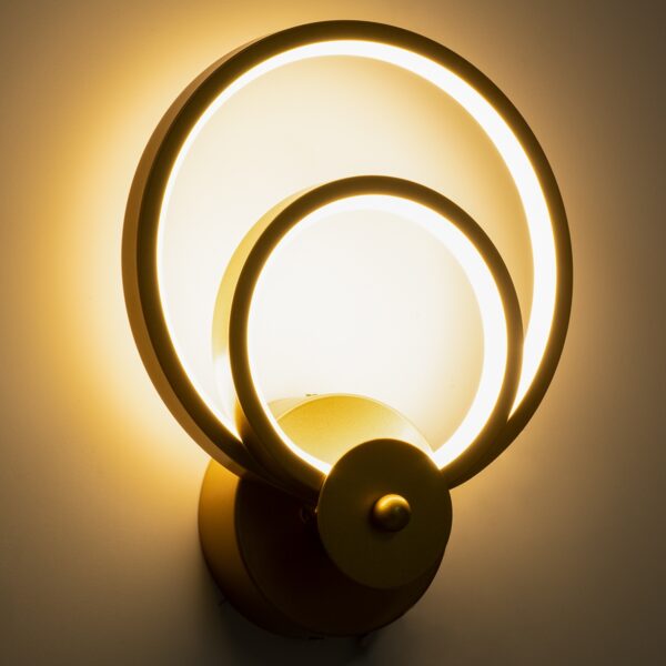 GloboStar® FREDDIE 61078 Φωτιστικό Τοίχου – Απλίκα Design LED CCT 15W 1800lm 300° AC 220-240V – Εναλλαγή Φωτισμού μέσω Διακόπτη On/Off All In One Ψυχρό 6000k+Φυσικό 4500k+Θερμό 2700k Μ20 x Π7.5 x Υ25cm – Χρυσό Βούρτσας