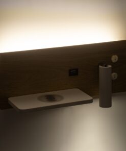 GloboStar® PALADIN 61359 Μοντέρνο Φωτιστικό Τοίχου – Απλίκα Ξενοδοχείου Bed Side LED 6W 720lm 36° AC 220-240V – Reading Light & Κρυφός Φωτισμός – Φορτιστές USB 3A & Wireless 20W – Μ30 x Π11 x Υ12cm – Φυσικό Λευκό 4500K – Ξύλο & Λευκό – Αριστερό