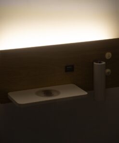 GloboStar® PALADIN 61359 Μοντέρνο Φωτιστικό Τοίχου – Απλίκα Ξενοδοχείου Bed Side LED 6W 720lm 36° AC 220-240V – Reading Light & Κρυφός Φωτισμός – Φορτιστές USB 3A & Wireless 20W – Μ30 x Π11 x Υ12cm – Φυσικό Λευκό 4500K – Ξύλο & Λευκό – Αριστερό