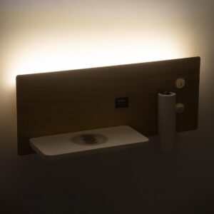 GloboStar® PALADIN 61359 Μοντέρνο Φωτιστικό Τοίχου – Απλίκα Ξενοδοχείου Bed Side LED 6W 720lm 36° AC 220-240V – Reading Light & Κρυφός Φωτισμός – Φορτιστές USB 3A & Wireless 20W – Μ30 x Π11 x Υ12cm – Φυσικό Λευκό 4500K – Ξύλο & Λευκό – Αριστερό