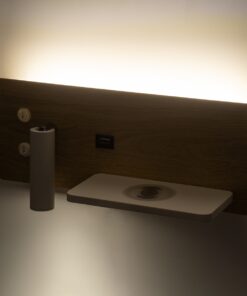 GloboStar® PALADIN 61360 Μοντέρνο Φωτιστικό Τοίχου – Απλίκα Ξενοδοχείου Bed Side LED 6W 720lm 36° AC 220-240V – Reading Light & Κρυφός Φωτισμός – Φορτιστές USB 3A & Wireless 20W – Μ30 x Π11 x Υ12cm – Φυσικό Λευκό 4500K – Ξύλο & Λευκό – Δεξί