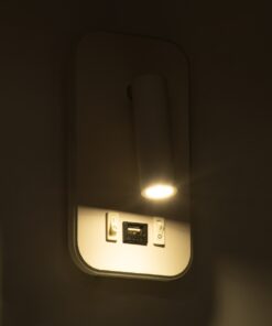 GloboStar® LADY-O 61364 Μοντέρνο Φωτιστικό Τοίχου – Απλίκα Ξενοδοχείου Bed Side LED 10W 1000lm 36° & 360° AC 220-240V – Reading Light & 360° Κρυφός Φωτισμός – Φορτιστής USB 3A – Μ10.5 x Π10 x Υ18.5cm – Φυσικό Λευκό 4500K – Λευκό