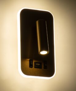 GloboStar® LADY-O 61366 Μοντέρνο Φωτιστικό Τοίχου – Απλίκα Ξενοδοχείου Bed Side LED 10W 1000lm 36° & 360° AC 220-240V – Reading Light & 360° Κρυφός Φωτισμός – Φορτιστής USB 3A – Μ10.5 x Π10 x Υ18.5cm – Φυσικό Λευκό 4500K – Χρυσό Βούρτσας