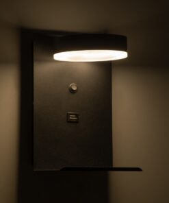 GloboStar® CROWN 61370 Μοντέρνο Φωτιστικό Τοίχου – Απλίκα Ξενοδοχείου Bed Side LED 5W 550lm 120° AC 220-240V – Reading Light – Φορτιστής USB 3A – Μ15 x Π15 x Υ23cm – Φυσικό Λευκό 4500K – Μαύρο