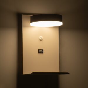 GloboStar® CROWN 61371 Μοντέρνο Φωτιστικό Τοίχου – Απλίκα Ξενοδοχείου Bed Side LED 5W 550lm 120° AC 220-240V – Reading Light – Φορτιστής USB 3A – Μ15 x Π15 x Υ23cm – Φυσικό Λευκό 4500K – Λευκό