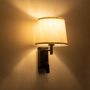 GloboStar® ROULETTE-R 61381 Μοντέρνο Φωτιστικό Τοίχου – Απλίκα Ξενοδοχείου Bed Side LED 3W 360lm & 1 x E27 36° & 360° AC 220-240V – Reading Up/Down Light – Φορτιστής USB 3A – Μ22 x Π23.5 x Υ37cm – Φυσικό Λευκό 4500K – Καφέ με Μπεζ Καπέλο – Σετ 2 Τεμαχίων