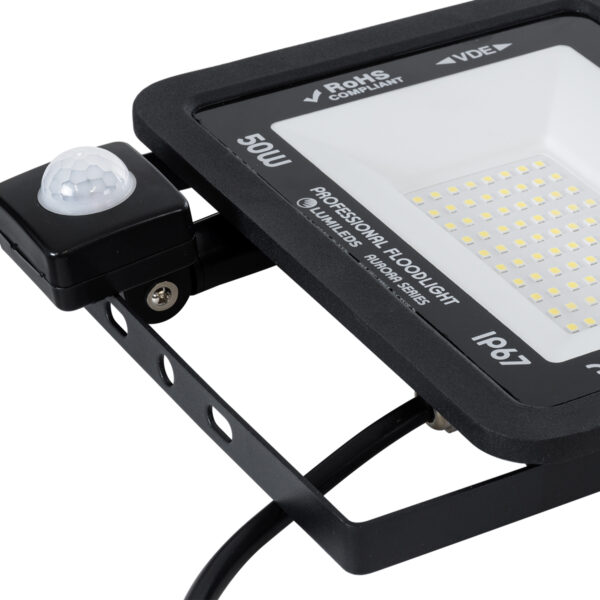 GloboStar® AURORA 61441 Επαγγελματικός Προβολέας LED 50W 6250lm 120° AC 220-240V με Ενσωματωμένο Ρυθμιζόμενο Αισθητήρα Κίνησης PIR – Αδιάβροχος IP67 – Μ21 x Π5 x Υ21cm – Μαύρο – Ψυχρό Λευκό 6000K – LUMILEDS Chips – TÜV Rheinland Certified – 3 Years Warranty