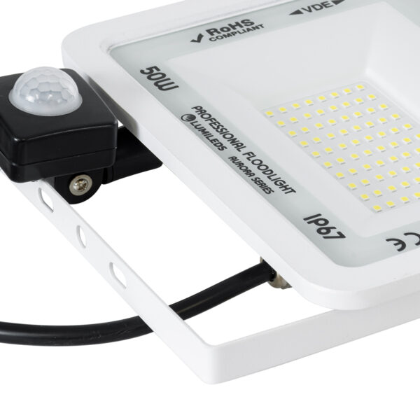 GloboStar® AURORA 61442 Επαγγελματικός Προβολέας LED 50W 6250lm 120° AC 220-240V με Ενσωματωμένο Ρυθμιζόμενο Αισθητήρα Κίνησης PIR – Αδιάβροχος IP67 – Μ21 x Π5 x Υ21cm – Λευκό – Ψυχρό Λευκό 6000K – LUMILEDS Chips – TÜV Rheinland Certified – 3 Years Warranty