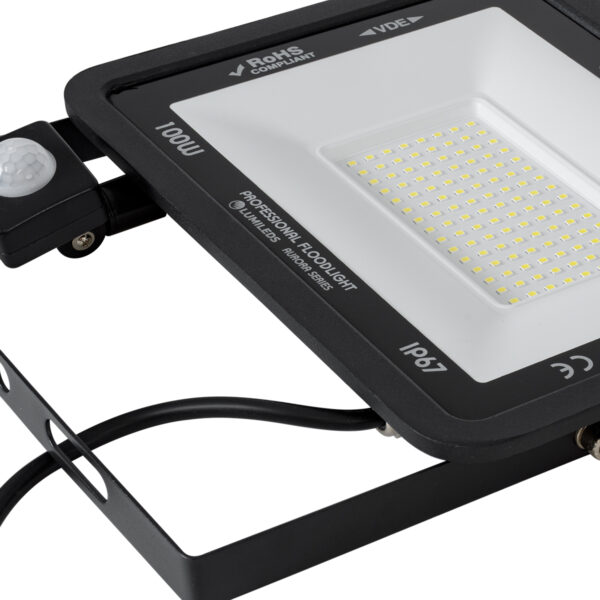 GloboStar® AURORA 61443 Επαγγελματικός Προβολέας LED 100W 12500lm 120° AC 220-240V με Ενσωματωμένο Ρυθμιζόμενο Αισθητήρα Κίνησης PIR – Αδιάβροχος IP67 – Μ25 x Π6.5 x Υ27.5cm – Μαύρο – Ψυχρό Λευκό 6000K – LUMILEDS Chips – TÜV Rheinland Certified – 3 Years Warranty