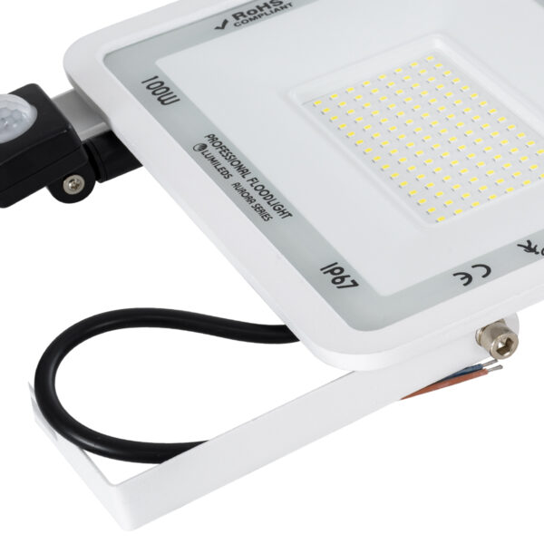 GloboStar® AURORA 61444 Επαγγελματικός Προβολέας LED 100W 12500lm 120° AC 220-240V με Ενσωματωμένο Ρυθμιζόμενο Αισθητήρα Κίνησης PIR – Αδιάβροχος IP67 – Μ25 x Π6.5 x Υ27.5cm – Λευκό – Ψυχρό Λευκό 6000K – LUMILEDS Chips – TÜV Rheinland Certified – 3 Years Warranty