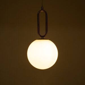 GloboStar® BELLISSIMO 61486 Μοντέρνο Κρεμαστό Φωτιστικό Οροφής Μονόφωτο 1 x E27 Γαλακτερή Γυάλινη Μπάλα με Μεταλλικό Επιχρυσωμενό Πλατίνα Σώμα Φ20 x Υ42cm