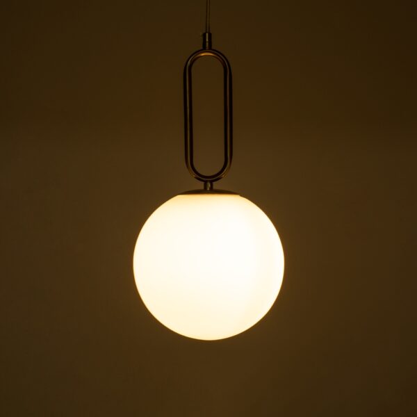 GloboStar® BELLISSIMO 61486 Μοντέρνο Κρεμαστό Φωτιστικό Οροφής Μονόφωτο 1 x E27 Γαλακτερή Γυάλινη Μπάλα με Μεταλλικό Επιχρυσωμενό Πλατίνα Σώμα Φ20 x Υ42cm