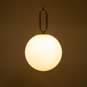 GloboStar® BELLISSIMO 61487 Μοντέρνο Κρεμαστό Φωτιστικό Οροφής Μονόφωτο 1 x E27 Γαλακτερή Γυάλινη Μπάλα με Μεταλλικό Επιχρυσωμενό Πλατίνα Σώμα Φ30 x Υ52cm