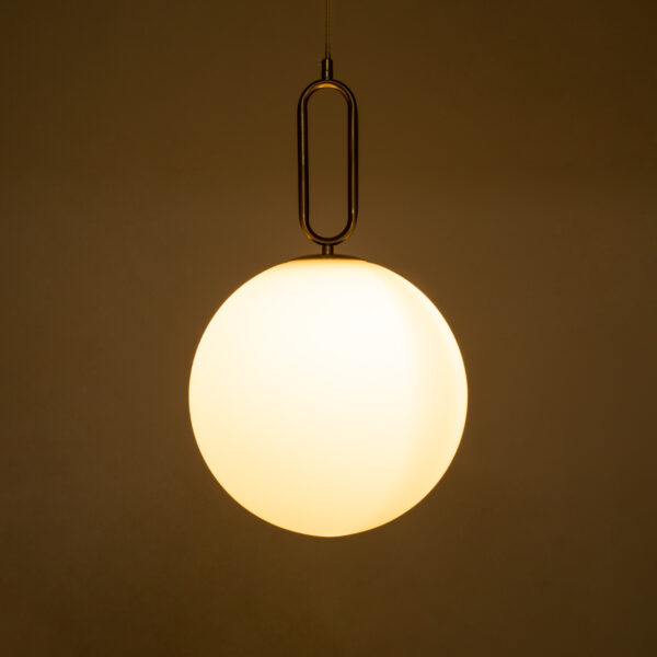 GloboStar® BELLISSIMO 61487 Μοντέρνο Κρεμαστό Φωτιστικό Οροφής Μονόφωτο 1 x E27 Γαλακτερή Γυάλινη Μπάλα με Μεταλλικό Επιχρυσωμενό Πλατίνα Σώμα Φ30 x Υ52cm