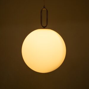 GloboStar® BELLISSIMO 61488 Μοντέρνο Κρεμαστό Φωτιστικό Οροφής Μονόφωτο 1 x E27 Γαλακτερή Γυάλινη Μπάλα με Μεταλλικό Επιχρυσωμενό Πλατίνα Σώμα Φ40 x Υ62cm