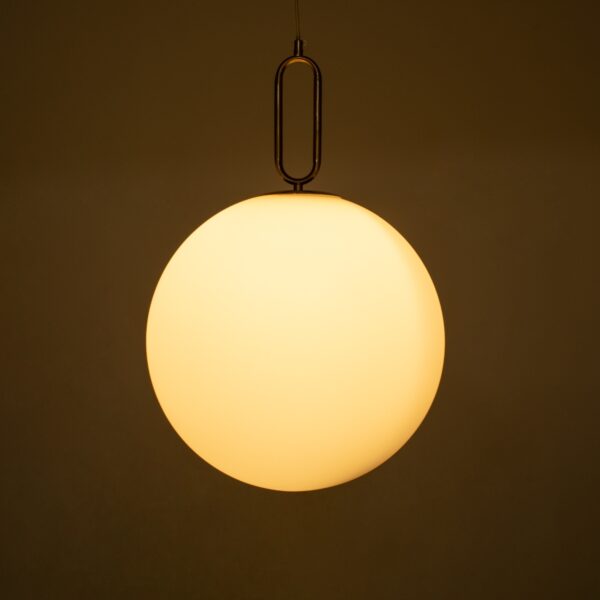 GloboStar® BELLISSIMO 61488 Μοντέρνο Κρεμαστό Φωτιστικό Οροφής Μονόφωτο 1 x E27 Γαλακτερή Γυάλινη Μπάλα με Μεταλλικό Επιχρυσωμενό Πλατίνα Σώμα Φ40 x Υ62cm