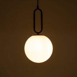 GloboStar® BELLISSIMO 61489 Μοντέρνο Κρεμαστό Φωτιστικό Οροφής Μονόφωτο 1 x E27 Γαλακτερή Γυάλινη Μπάλα με Μεταλλικό Μαύρο Ματ Σώμα Φ20 x Υ42cm