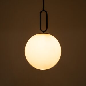 GloboStar® BELLISSIMO 61490 Μοντέρνο Κρεμαστό Φωτιστικό Οροφής Μονόφωτο 1 x E27 Γαλακτερή Γυάλινη Μπάλα με Μεταλλικό Μαύρο Ματ Σώμα Φ30 x Υ52cm