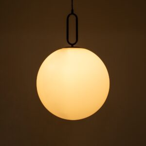 GloboStar® BELLISSIMO 61491 Μοντέρνο Κρεμαστό Φωτιστικό Οροφής Μονόφωτο 1 x E27 Γαλακτερή Γυάλινη Μπάλα με Μεταλλικό Μαύρο Ματ Σώμα Φ40 x Υ62cm