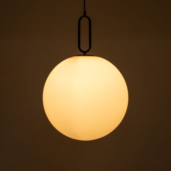 GloboStar® BELLISSIMO 61491 Μοντέρνο Κρεμαστό Φωτιστικό Οροφής Μονόφωτο 1 x E27 Γαλακτερή Γυάλινη Μπάλα με Μεταλλικό Μαύρο Ματ Σώμα Φ40 x Υ62cm