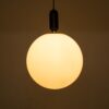 GloboStar® ESTETICO 61495 Μοντέρνο Κρεμαστό Φωτιστικό Οροφής Μονόφωτο 1 x E27 Γαλακτερή Γυάλινη Μπάλα με Μεταλλικό Μαύρο Ματ Σώμα Φ20 x Υ38cm
