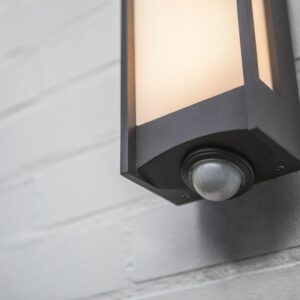 Lutec Qubo Επιτοίχιο Φωτιστικό Εξωτερικού Χώρου Με Ανιχνευτή Κίνησης Σκούρο Γκρι Χρώμα LED 800lm 3000K IP54 – 5193002118