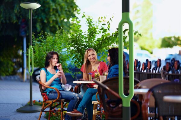 Lutec Poppy Ηλιακό Φωτιστικό Δαπέδου Φορητό Με Bluetooth Με ανιχνευτή κίνησης Σκούρο Γκρι Χρώμα LED 500lm 3000K IP54 – 6910802335