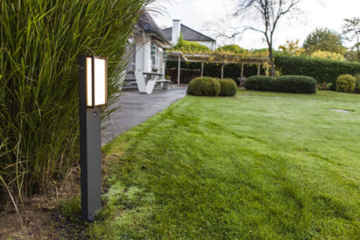 Lutec Qubo Κολωνάκι Κήπου Led Bollard Με Ανιχνευτή Κίνησης Σκούρο Γκρι Χρώμα LED 1000lm 3000K IP54 – 7193004118