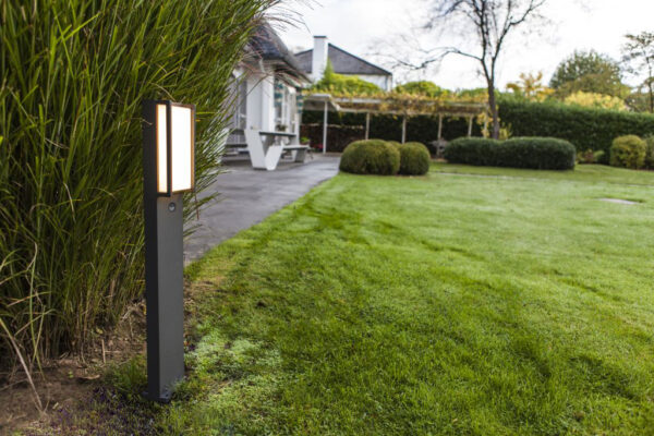 Lutec Qubo Κολωνάκι Κήπου Led Bollard Με Ανιχνευτή Κίνησης Σκούρο Γκρι Χρώμα LED 1000lm 3000K IP54 – 7193004118