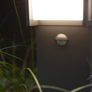 Lutec Qubo Κολωνάκι Κήπου Led Bollard Με Ανιχνευτή Κίνησης Σκούρο Γκρι Χρώμα LED 1000lm 3000K IP54 – 7193004118