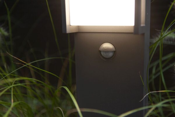 Lutec Qubo Κολωνάκι Κήπου Led Bollard Με Ανιχνευτή Κίνησης Σκούρο Γκρι Χρώμα LED 1000lm 3000K IP54 – 7193004118