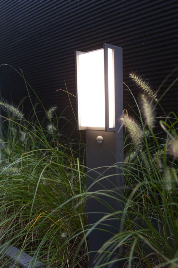 Lutec Qubo Κολωνάκι Κήπου Led Bollard Με Ανιχνευτή Κίνησης Σκούρο Γκρι Χρώμα LED 1000lm 3000K IP54 – 7193004118
